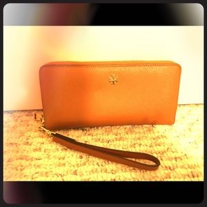 Tory Burch Emerson Zip Passport Continental Wallet
